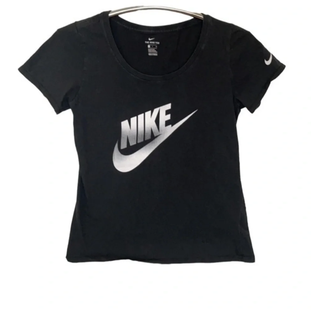 NIKE | Women’s Black & White NIKE SWOOSH Logo Athletic Cut Shirt Size Small